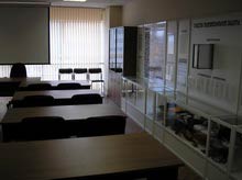 Витрины для демонстрации СИЗ со стендовой частью - комплексное решение при оснащении кабинетов охраны труда